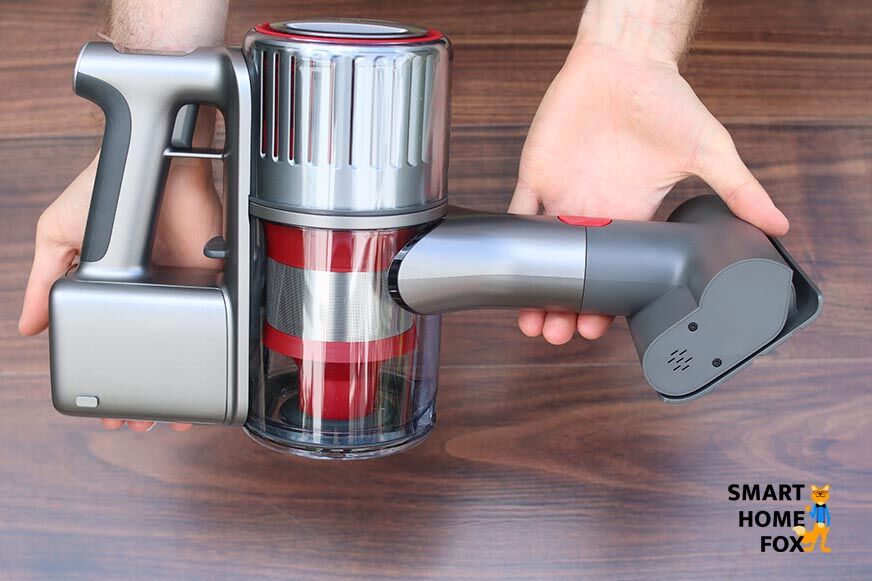 Die motorisierte Minibürste des Roborock H6 eignet sich besonders, um Polster von Tierhaaren zu befreien